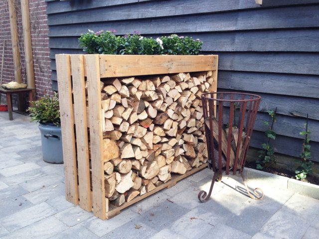 Originelle selbstgebaute Holzschuppen für die Datscha