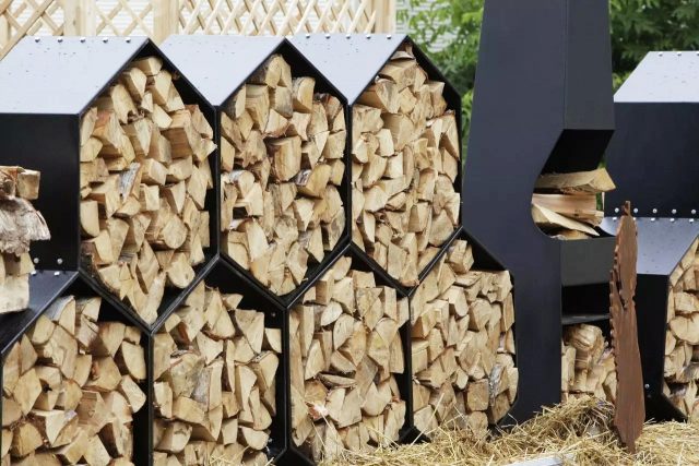 Originelle selbstgebaute Holzschuppen für die Datscha