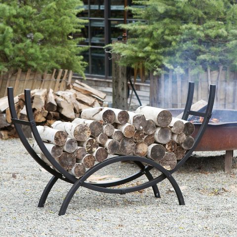 Originelle selbstgebaute Holzschuppen für die Datscha