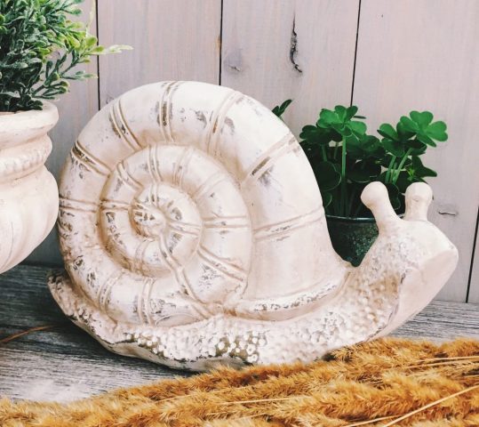 Selbst gemachte Skulpturen aus Montageschaum für den Garten