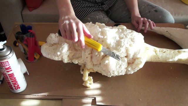 Selbst gemachte Skulpturen aus Montageschaum für den Garten