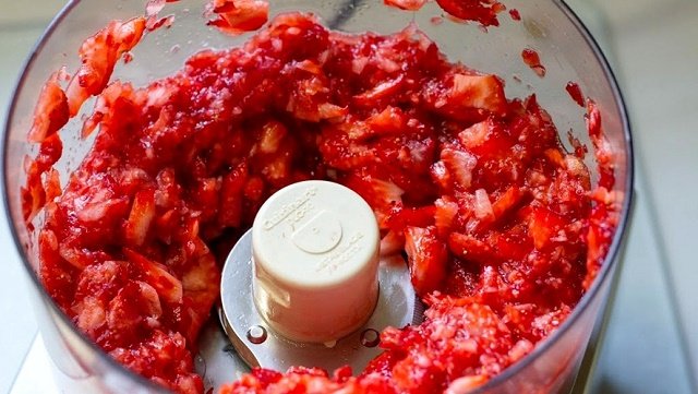 Wie Sie Erdbeeren mit Zucker zubereiten
