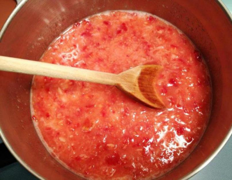 Wie Sie Erdbeeren mit Zucker zubereiten