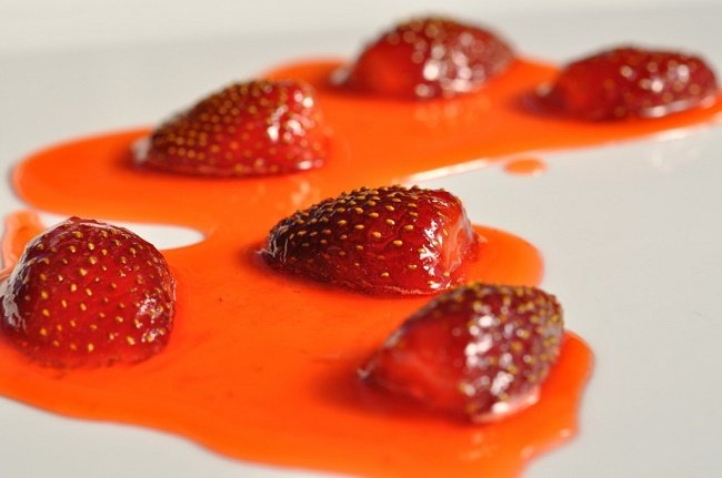 Wie bereiten Sie Erdbeeren in Sirup zu?