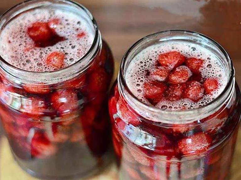 Wie bereiten Sie Erdbeeren in Sirup zu?