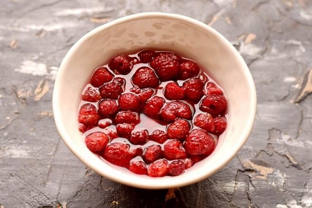 Wie man Himbeeren im eigenen Saft zubereitet