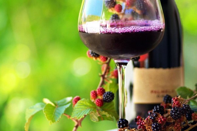 Wie man Brombeerwein zu Hause herstellt