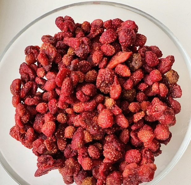 Wie man getrocknete Erdbeeren zu Hause zubereitet