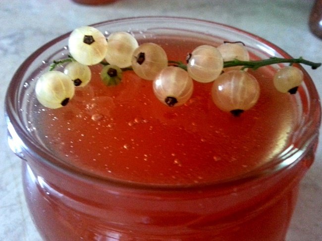 Marmelade aus roten und weißen Johannisbeeren