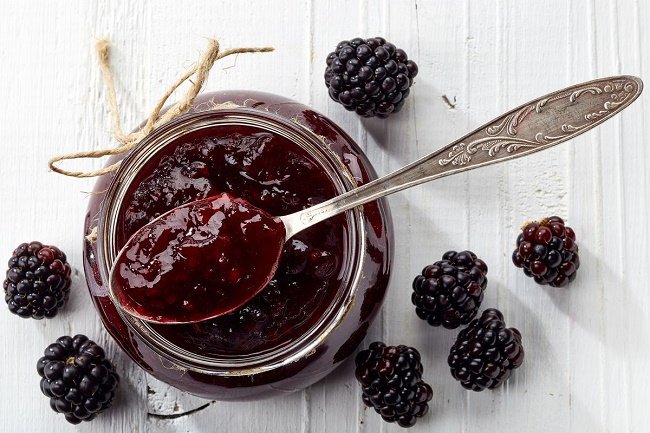 Wie man Brombeermarmelade zubereitet