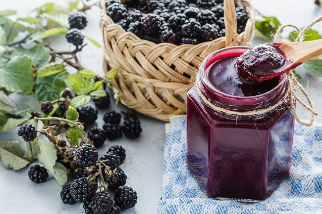 Wie man Brombeermarmelade zubereitet