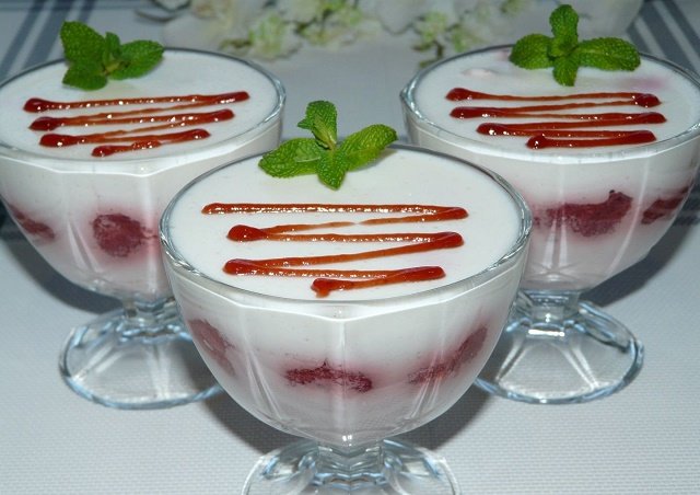 Sauerrahmgelee mit Erdbeeren