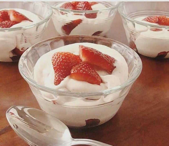 Quarkdessert mit Erdbeeren