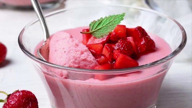 Quarkdessert mit Erdbeeren