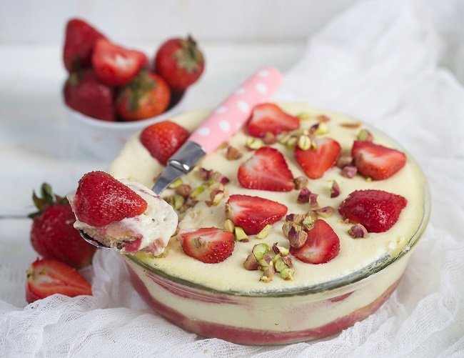 Wie man Erdbeer-Tiramisu zubereitet