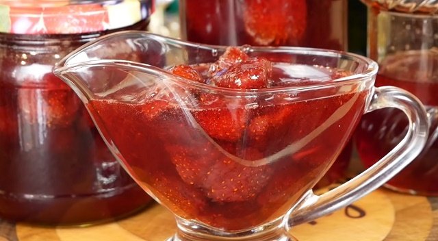 Wie man Erdbeersirup herstellt