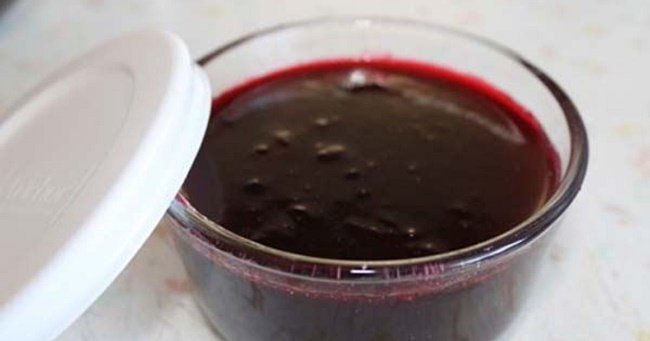 Wintervorräte aus schwarzen Johannisbeeren
