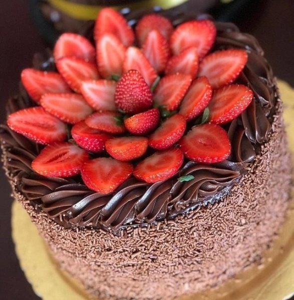 Wie man eine Torte schön mit Erdbeeren dekoriert
