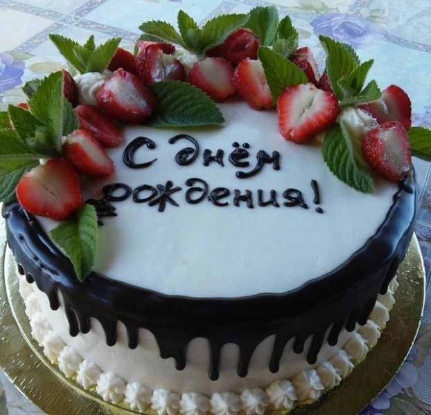 Wie man eine Torte schön mit Erdbeeren dekoriert