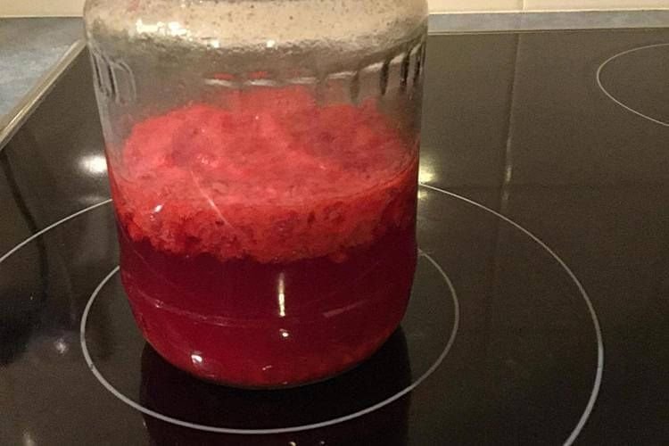 Himbeeransatz für selbstgemachten Wein