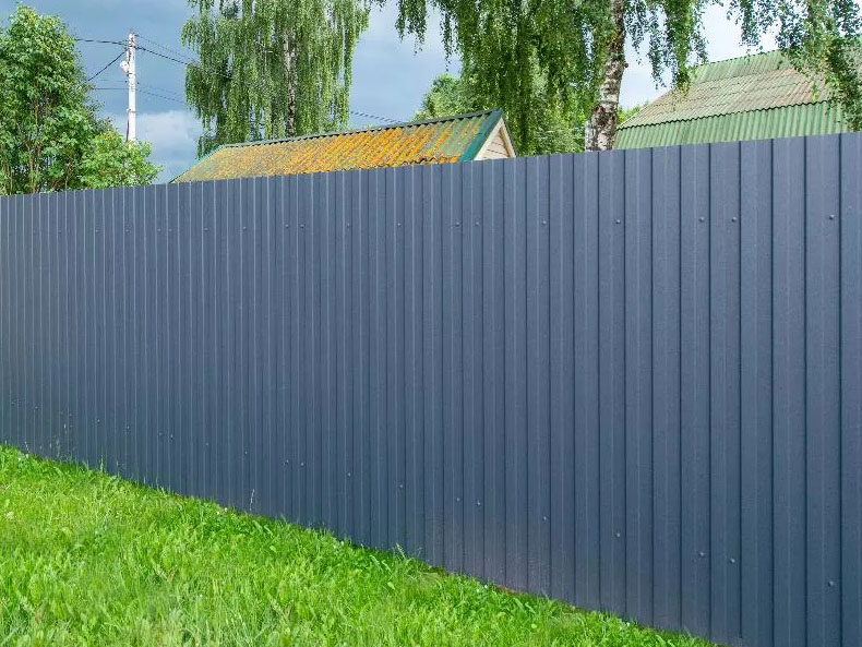 Profilblech C8 in der Gartengestaltung: Zäune, Vordächer, Pavillons, Tore
