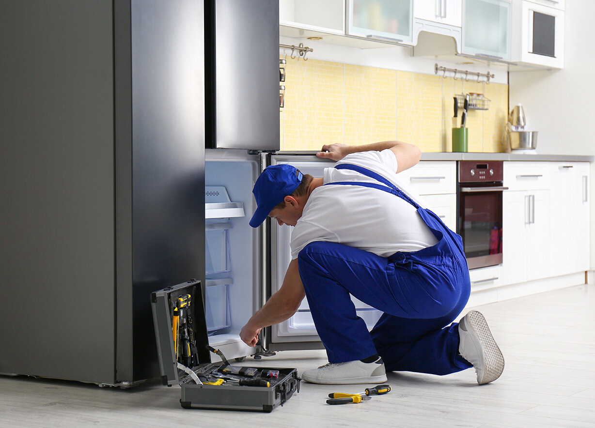 Wie ein Handwerker die Reparatur von Haushaltsgeräten durchführt