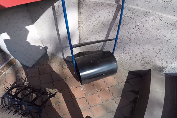 Selbstgebaute Handwalze zur Bodenverdichtung