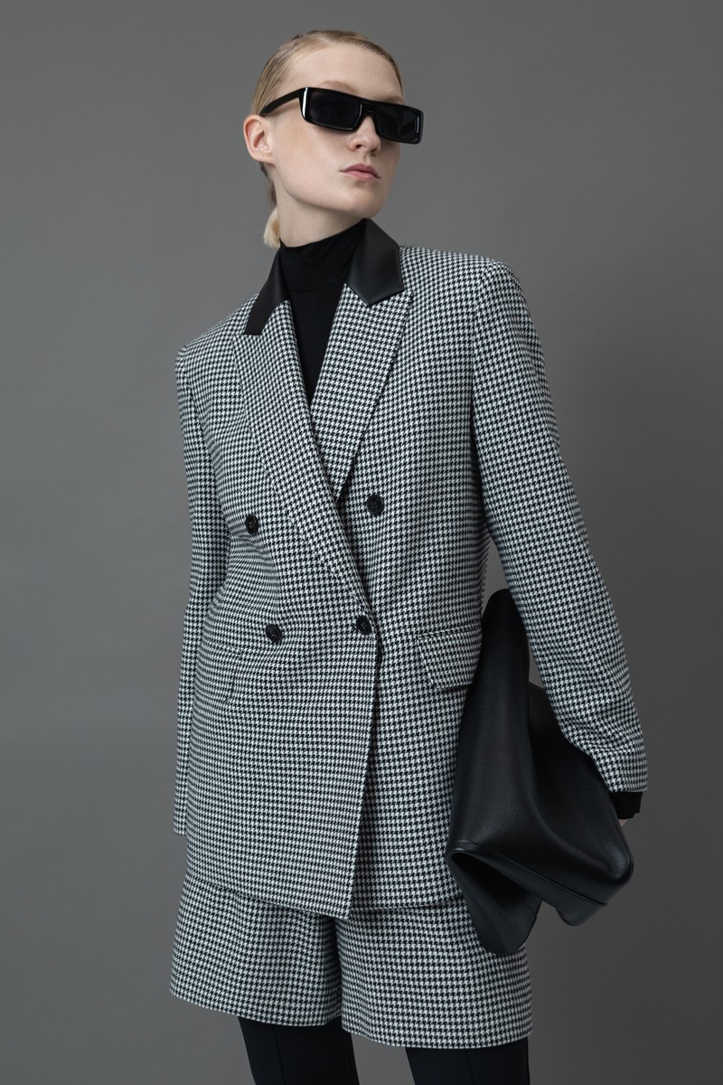 Ideal geschnitten: Worauf Sie achten sollten, um eine Damenjacke zu kaufen, die perfekt sitzt.