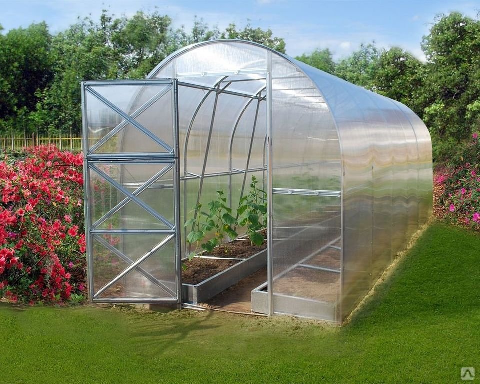 Polycarbonat-Gewächshaus: Langlebigkeit, Festigkeit und Lichtdurchlässigkeit