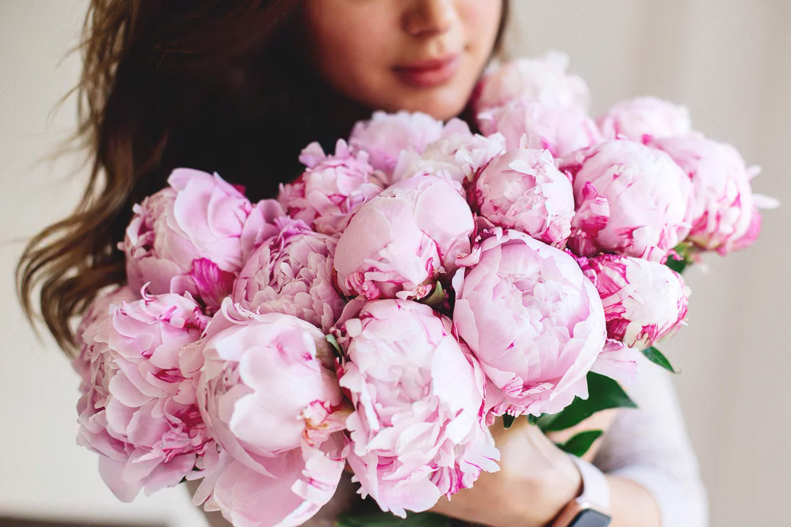 Warum Frauen Pfingstrosen wählen: Zartheit, Duft und Symbolik der Blume