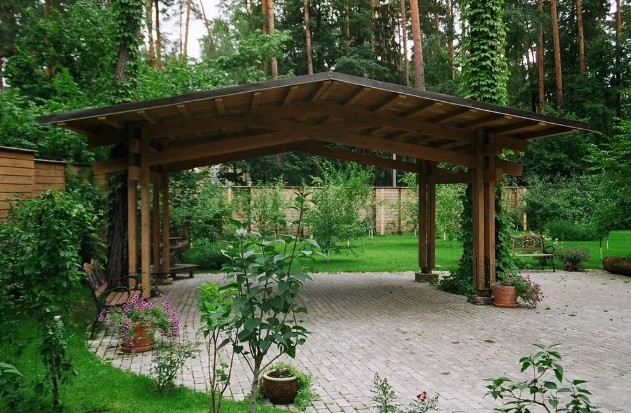 Wodurch zeichnet sich ein Holzvordach im Vergleich zu Alternativen aus?