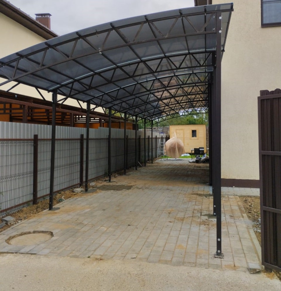 Vorteile und Montage von Überdachungen aus Polycarbonat für das Haus