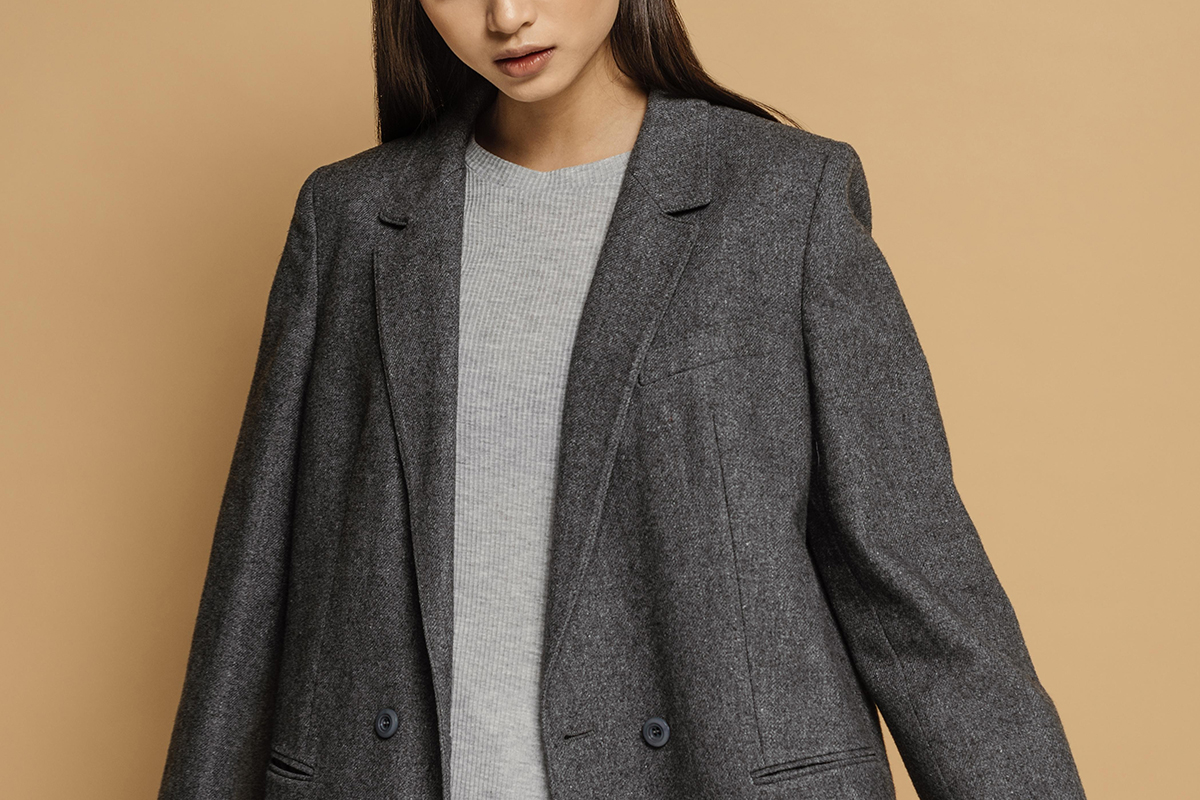 Ideal geschnitten: Worauf Sie achten sollten, um eine Damenjacke zu kaufen, die perfekt sitzt.